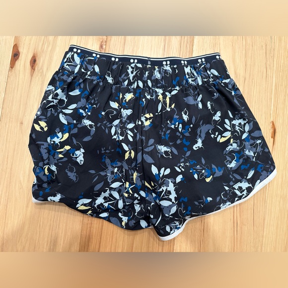 Sweaty Betty on your mark running short, size small - Picture 2 of 5
